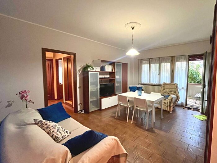 Appartamento trilocale in affitto in Marina di Massa Centro, Massa