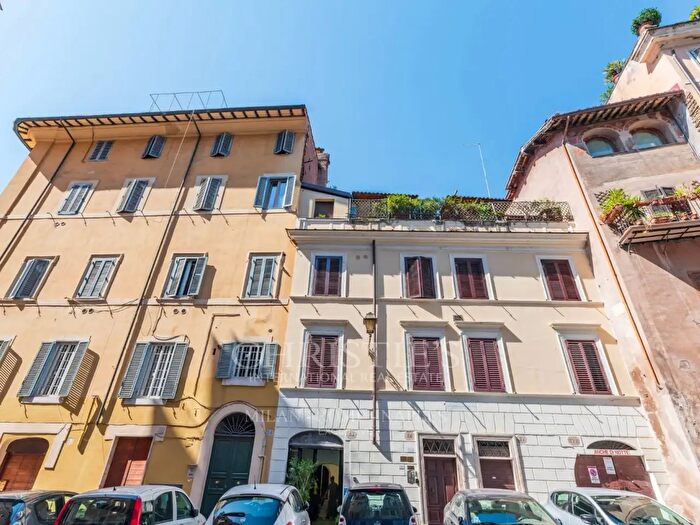 Appartamento con 5 locali in vendita in Piazza Costaguti, Roma