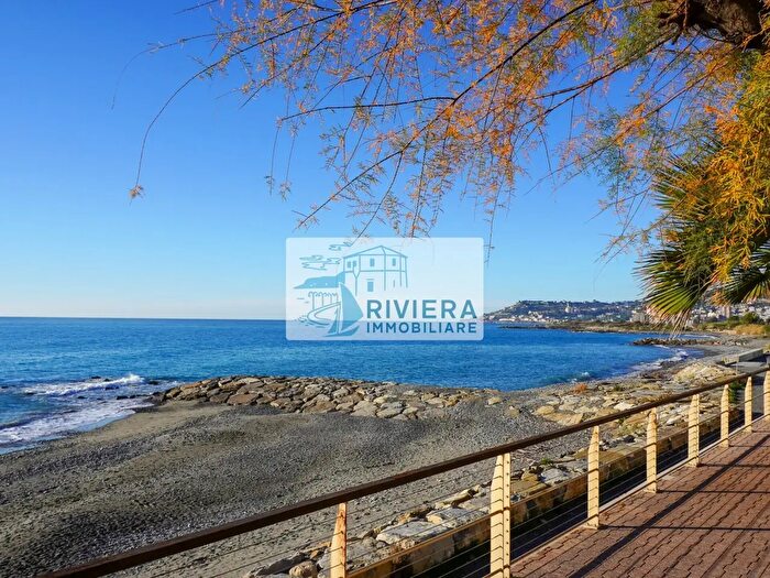 Appartamento con 6 locali in vendita in Corso Villaregia, Riva Ligure