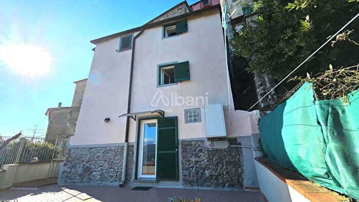 Appartamento trilocale in vendita in Via San Giorgio, Vezzano Ligure