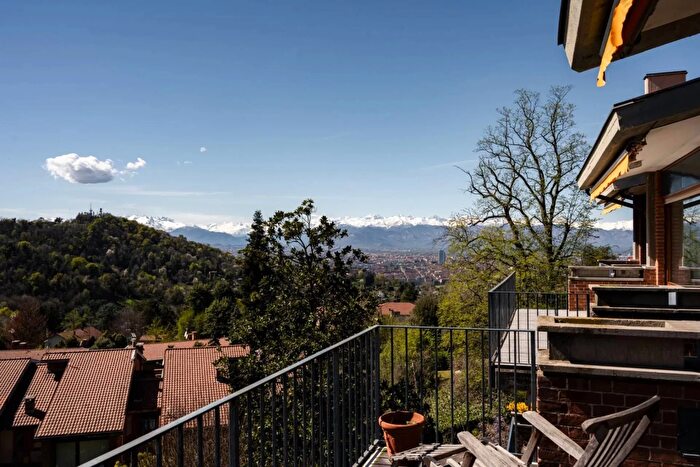 Appartamento con 12 locali in vendita in Strada San Vincenzo, Torino