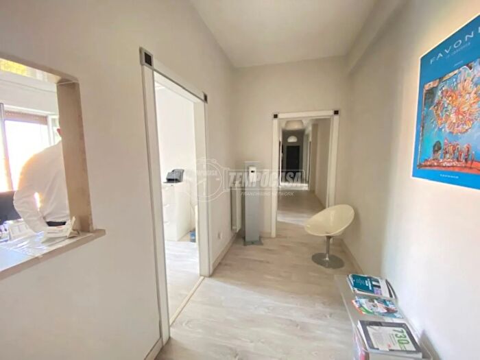 Appartamento con 6 locali in vendita in Via Marchiano Michele, Foggia