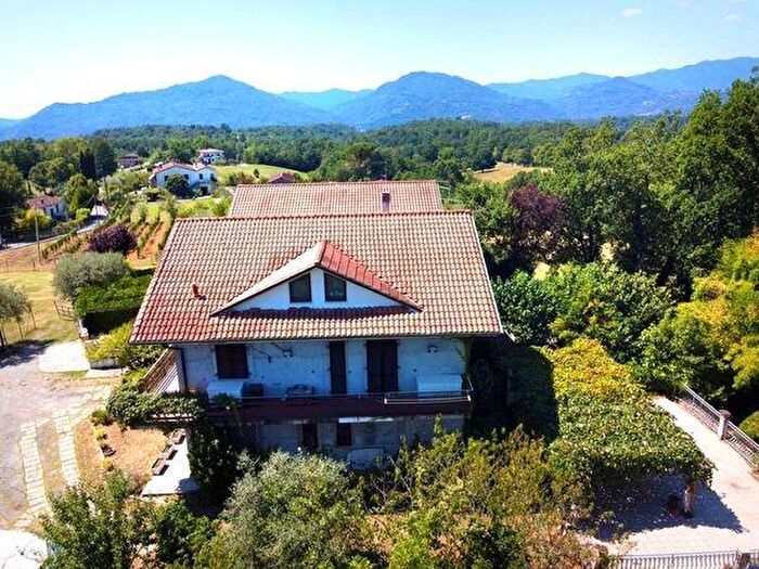 Casa con 10 locali in vendita in Licciana Nardi