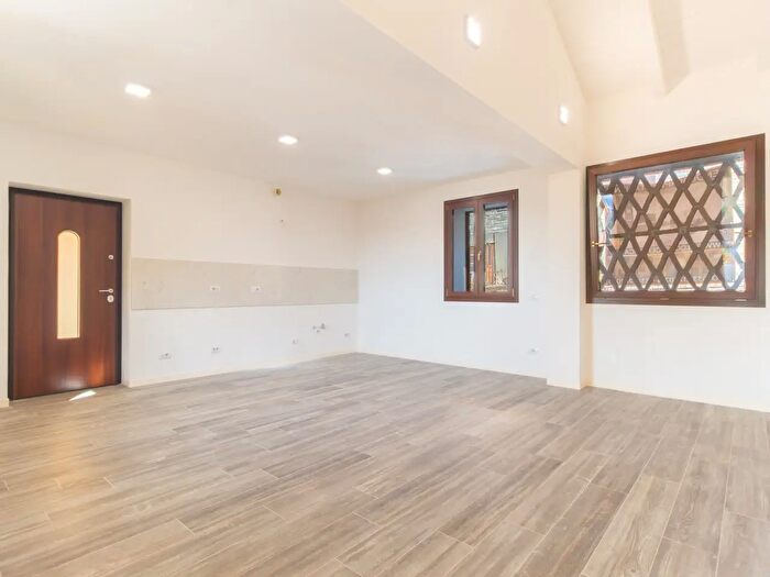 Appartamento trilocale in vendita in Via Lago, Besozzo