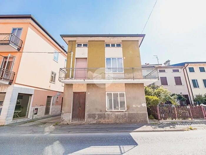 Casa con 6 locali in vendita in Via Giuseppe Mazzini, Villafranca Di Verona