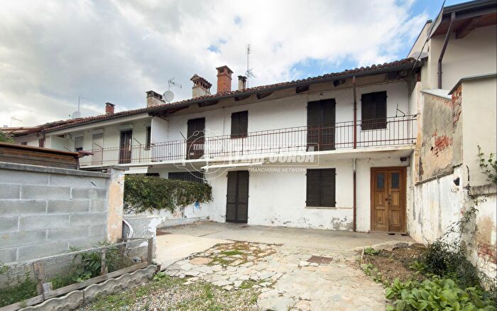 Casa con 6 locali in vendita in Via Ressia B, Carignano