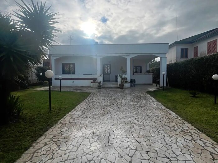 Casa trilocale in vendita in Viale R Ragione, Castel Volturno