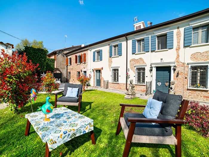 Casa con 15 locali in vendita in Via XX Settembre, Sustinente