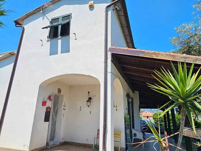 Casa con 6 locali in vendita in Strada Regione Poggi, Albenga