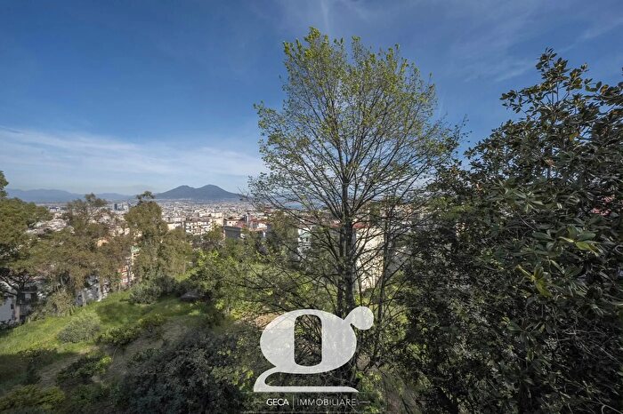 Appartamento con 15 locali in vendita in Via Carlo Cattaneo, Napoli