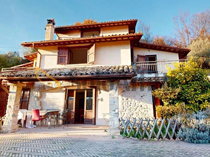 Casa con 6 locali in affitto in Via Case Sparse, Rieti