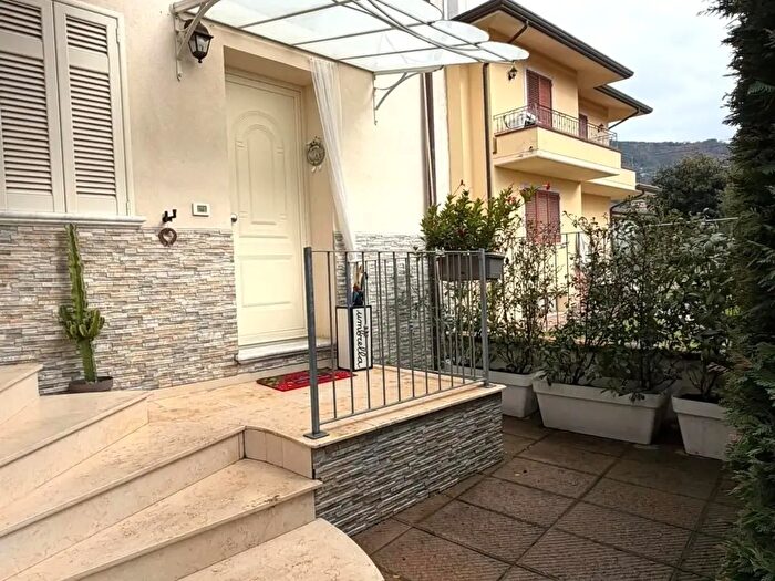 Casa con 5 locali in vendita in Montignoso