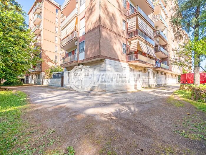 Appartamento trilocale in vendita in Roma