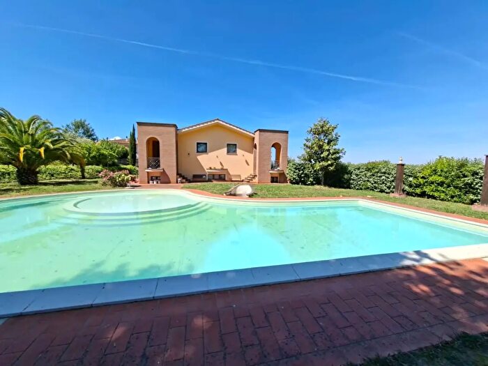 Casa con 7 locali in vendita in Peccioli