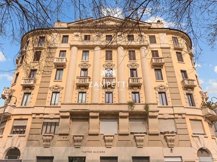 Appartamento trilocale in vendita in Via Celestino IV, Milano