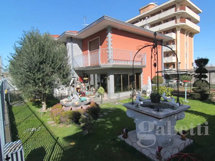 Casa con 5 locali in vendita in Viale Stelvio, Busto Arsizio