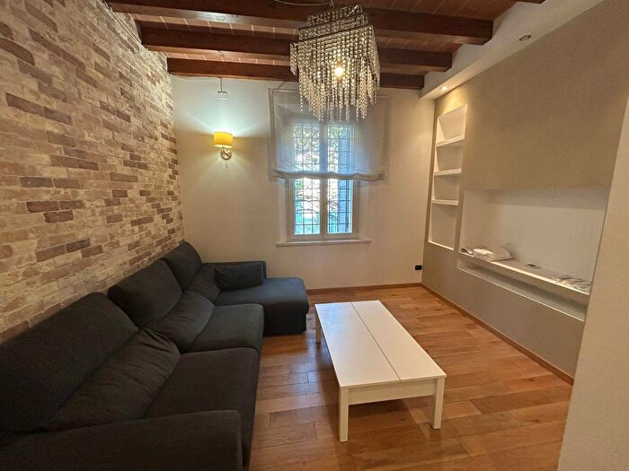Appartamento con 5 locali in affitto in Modena