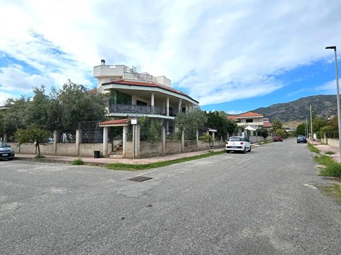 Appartamento quadrilocale in vendita in Via Pietro Nenni, Montepaone