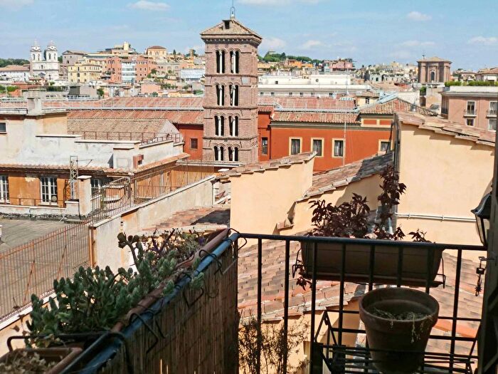Appartamento trilocale in affitto in Via delle Convertite, Spagna, Roma