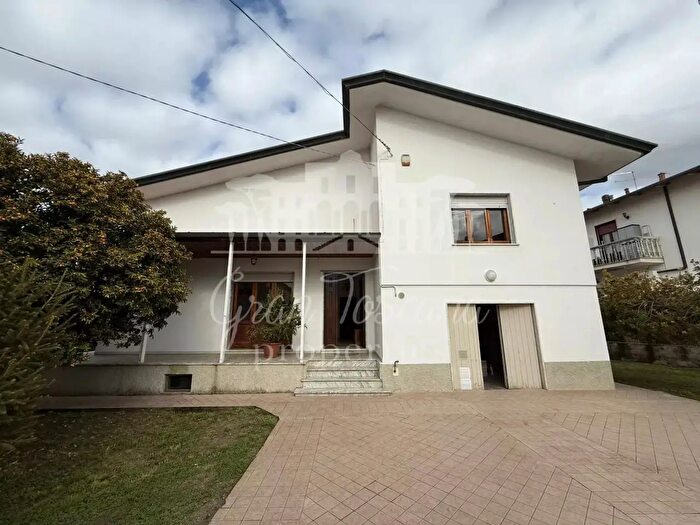 Casa con 7 locali in vendita in Massa