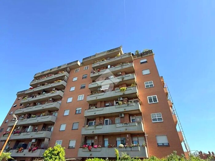Appartamento trilocale in vendita in Via Raffaello Nasini, Roma