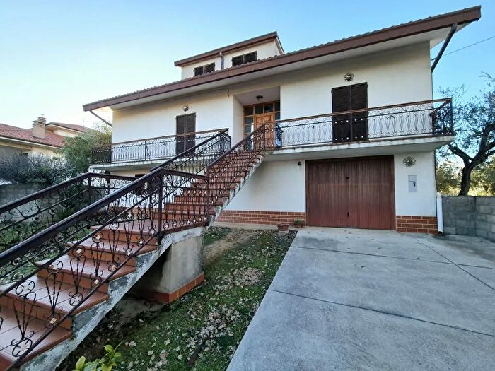 Casa con 8 locali in vendita in Via Aiarella, Filetto