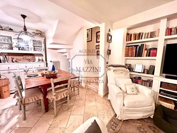 Casa con 5 locali in vendita in Pietrasanta