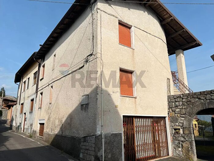 Appartamento con 6 locali in vendita in Via Garibaldi, Solto Collina