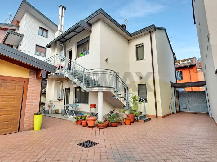 Appartamento trilocale in vendita in Via Luigi Cadorna, Opera