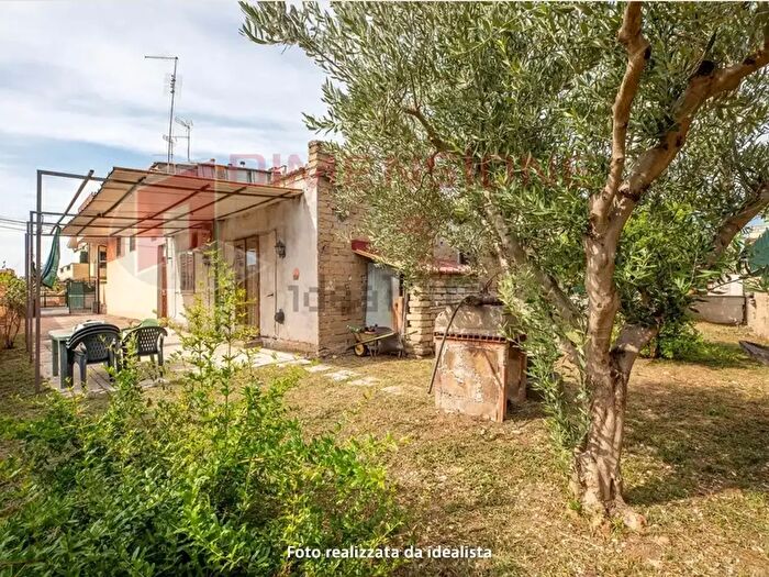 Appartamento trilocale in vendita in Via Polverigi, Roma