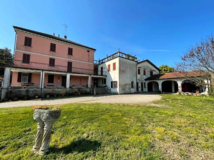 Casa con 20 locali in vendita in Via Casale, Casale Monferrato