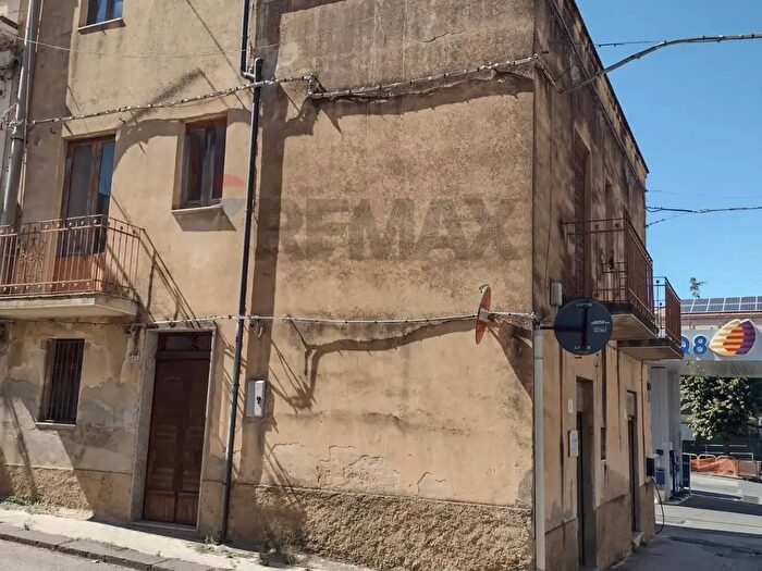 Casa con 6 locali in vendita in Via Giuseppe Garibaldi, Mirabella Imbaccari