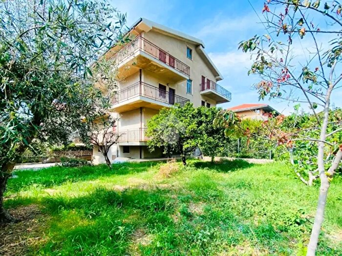 Appartamento trilocale in vendita in Via Calabria, Guardia Piemontese