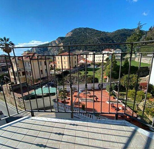 Appartamento con 5 locali in affitto in Via Generale Stefano Cagna, Centro, Finale Ligure