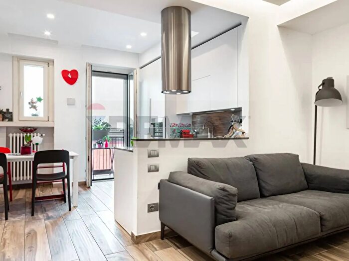 Appartamento trilocale in affitto in Via Andrea Solari, Milano