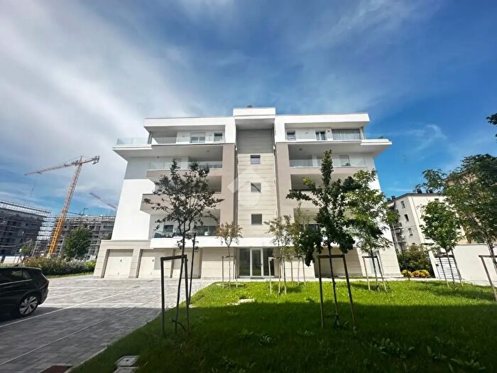Appartamento quadrilocale in vendita in Via a Grandi, Modena