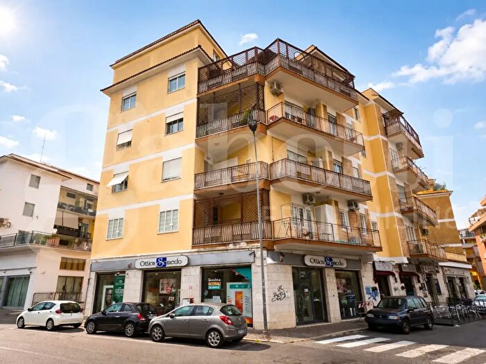 Appartamento quadrilocale in vendita in Via Giovanni Farina, Pomezia