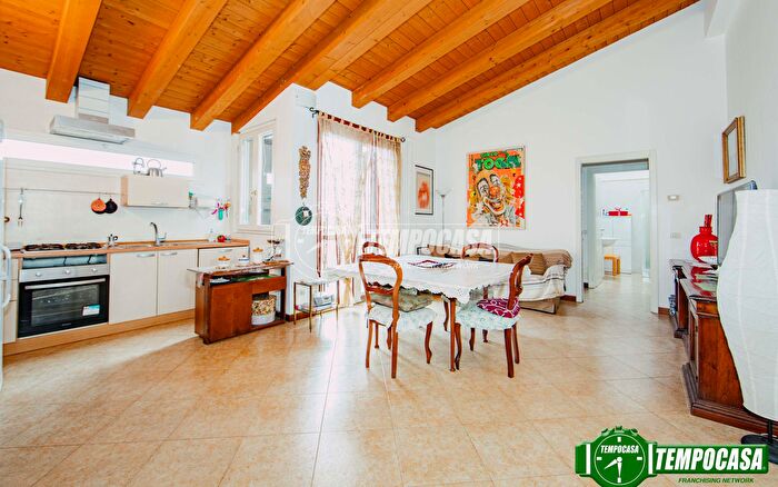 Appartamento trilocale in vendita in Via Luciano De Pascalis, Pavia