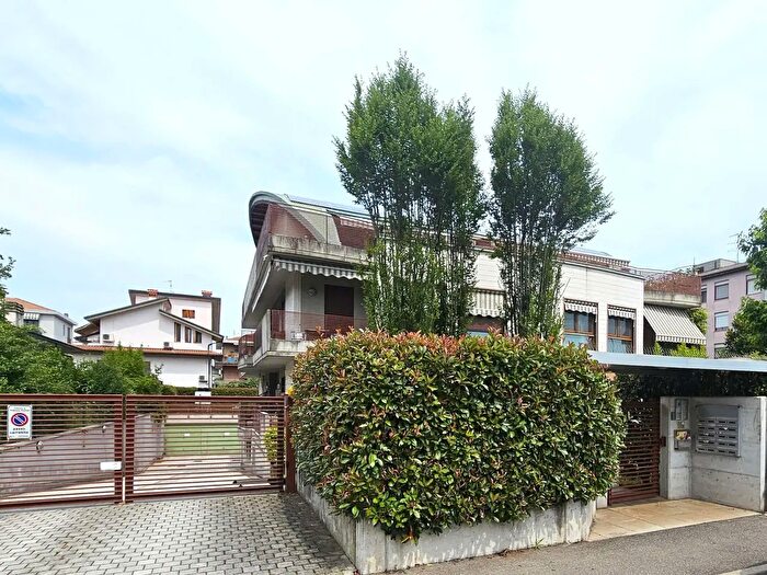 Appartamento trilocale in vendita in Pregnana Milanese