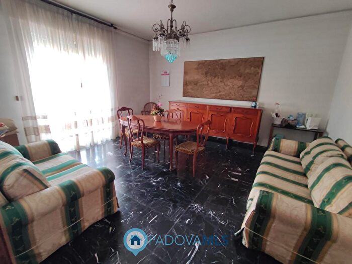 Appartamento trilocale in vendita in Via Pascoli, Padova