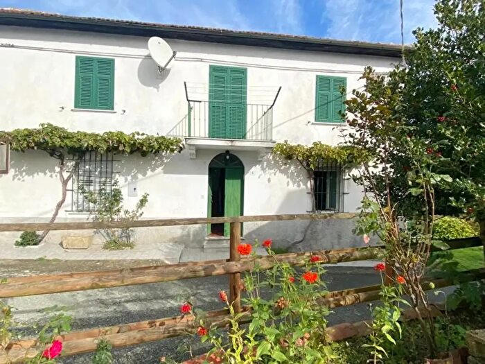 Casa con 7 locali in vendita in Via Miogliola, Pareto