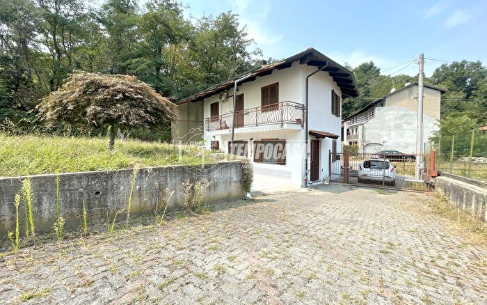Casa con 5 locali in vendita in Via Umberto I, Perosa Canavese