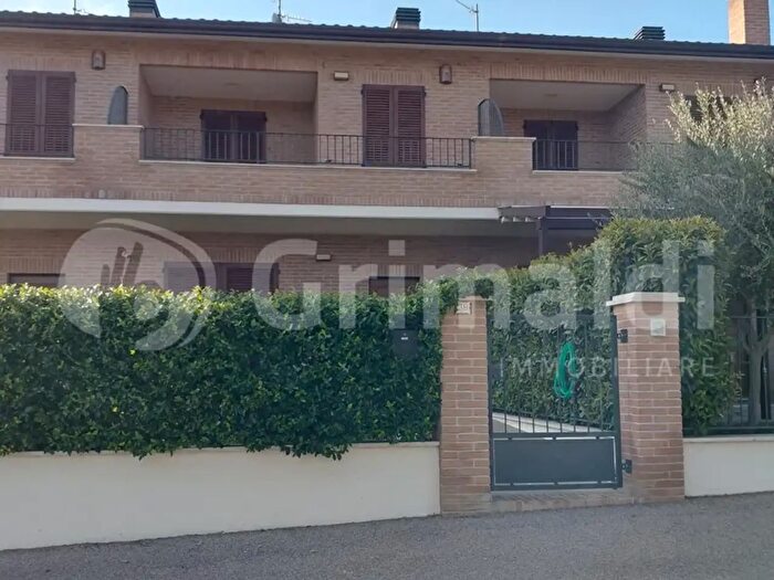 Casa quadrilocale in vendita in Via Madonna della Rosa, Bevagna