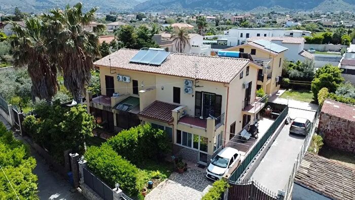 Casa con 6 locali in vendita in Carini