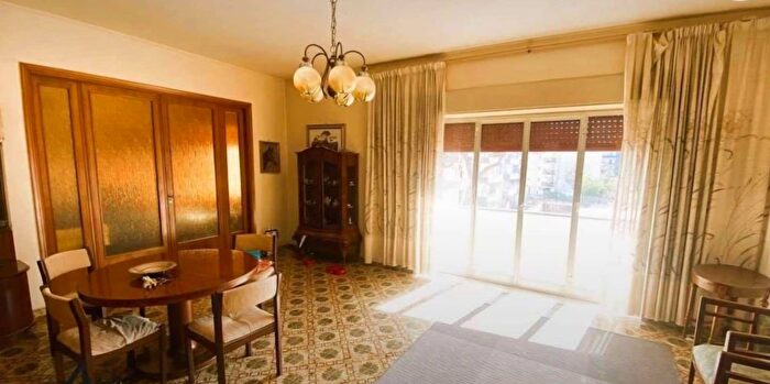 Appartamento con 5 locali in vendita in Via Damone, Siracusa