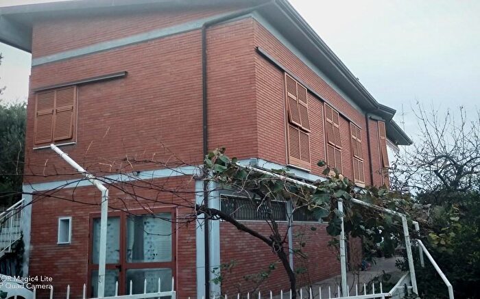 Casa con 8 locali in vendita in Massa