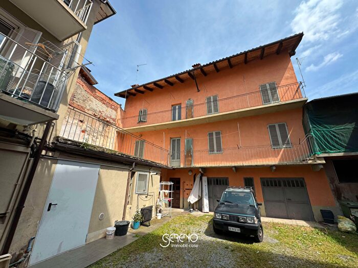 Casa con 10 locali in vendita in Via Cadorna, Busca