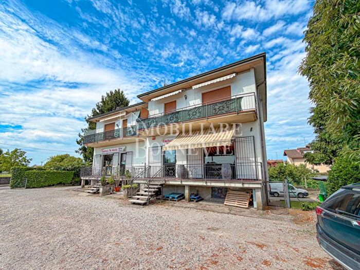 Appartamento trilocale in affitto in Via Carlo Bernasconi, Uggiate Trevano, Uggiate con Ronago