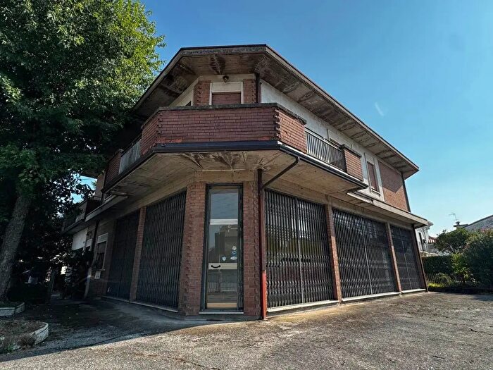Casa con 9 locali in vendita in Via Tiziano, Dueville