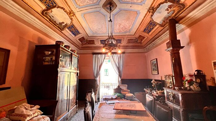 Appartamento con 6 locali in vendita in Piazza dellIndipendenza, Pontinvrea